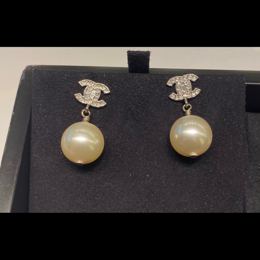 NWT Chanel elegant dangling pearl earrings ✨
